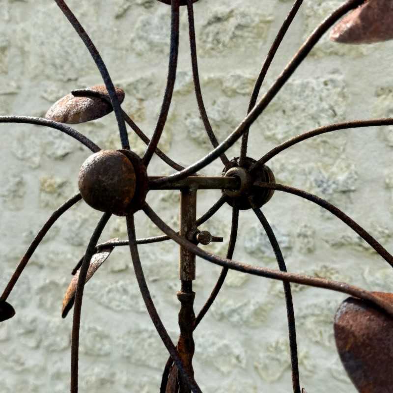 Großes Gartenwindrad aus Metall mit zwei gegenläufigen Flügelrädern und natürlicher Rostpatina