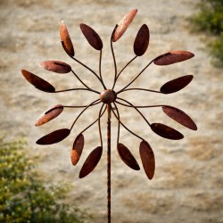 Gartenwindrad aus rostigem Metall mit Doppelrotation