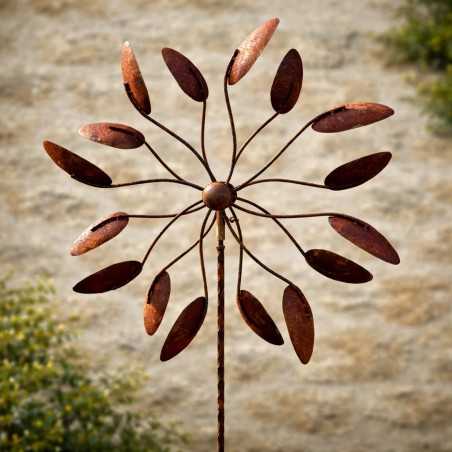 Gartenwindrad aus rostigem Metall mit Doppelrotation