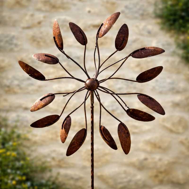 Dekoratives Gartenwindrad mit ovalen Metallblättern