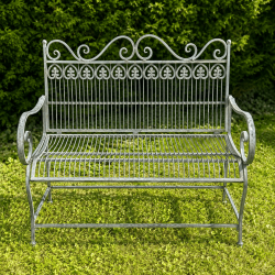 Romantische Gartenbank im Grünen