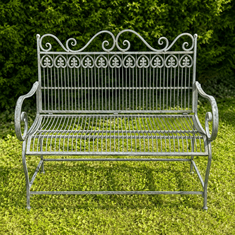 Romantische Gartenbank im Grünen