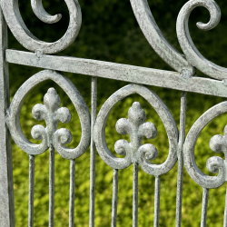 Detail der dekorativen Lilienornamente