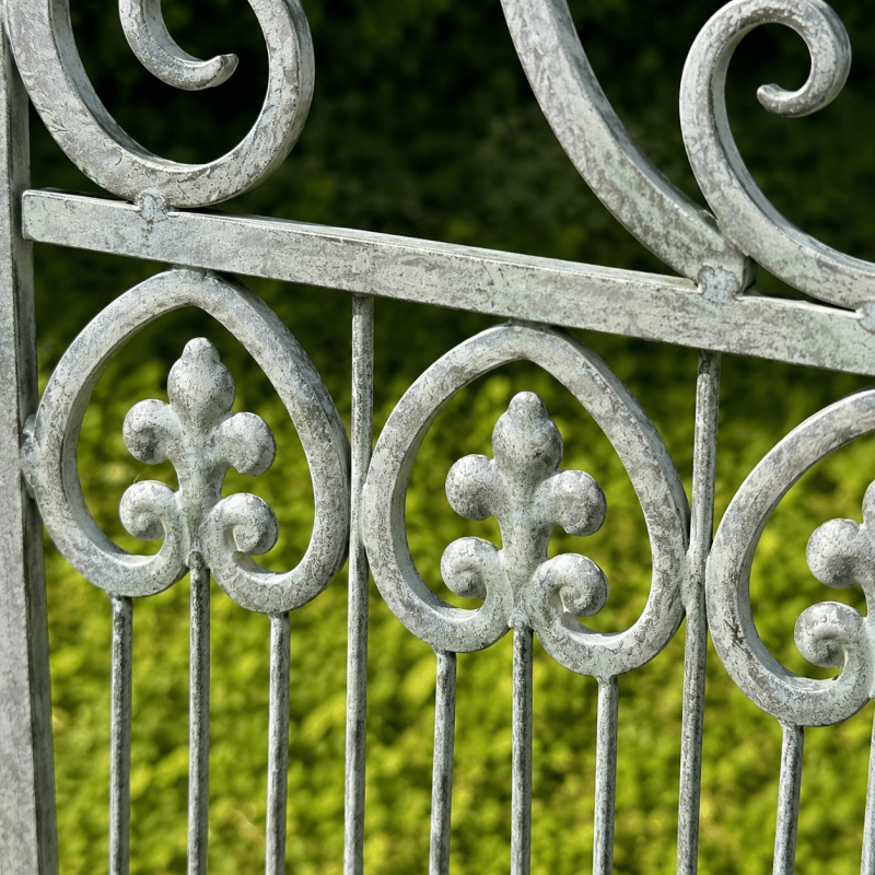 Detail der dekorativen Lilienornamente