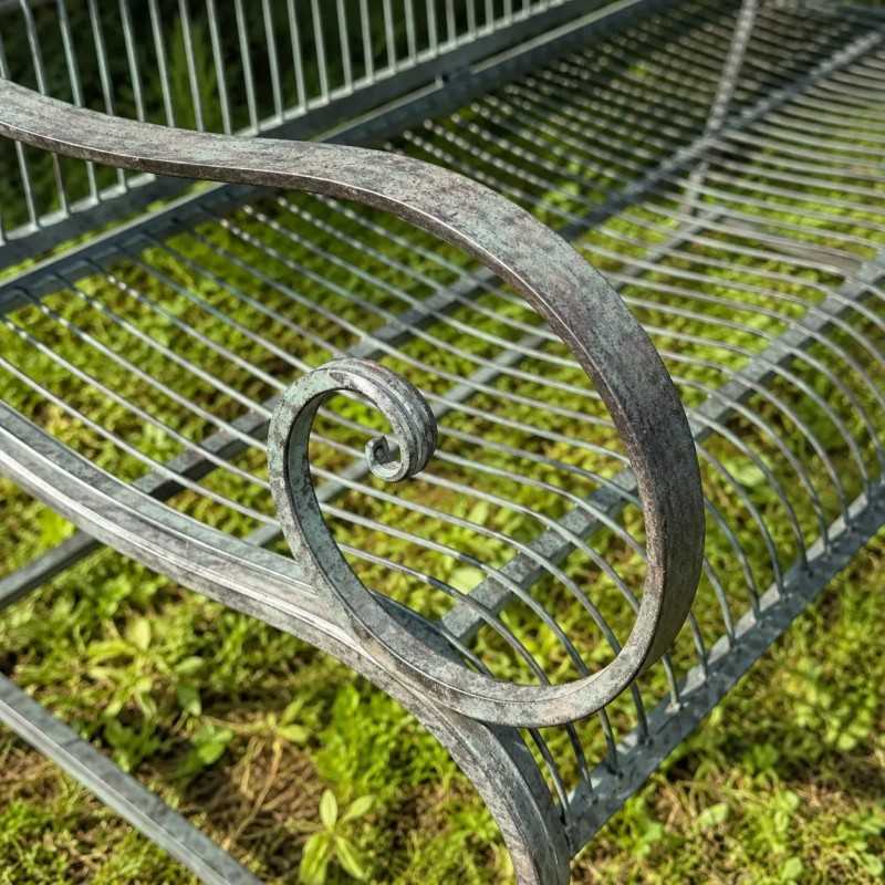 Detail der geschwungenen Armlehne