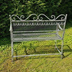 Gartenbank aus Metall – romantischer Platz im Grünen