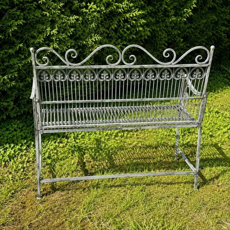 Gartenbank aus Metall – romantischer Platz im Grünen