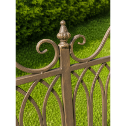 Detail der braunen Antikpatina