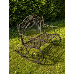Romantische Gartenbank mit dekorativen Voluten