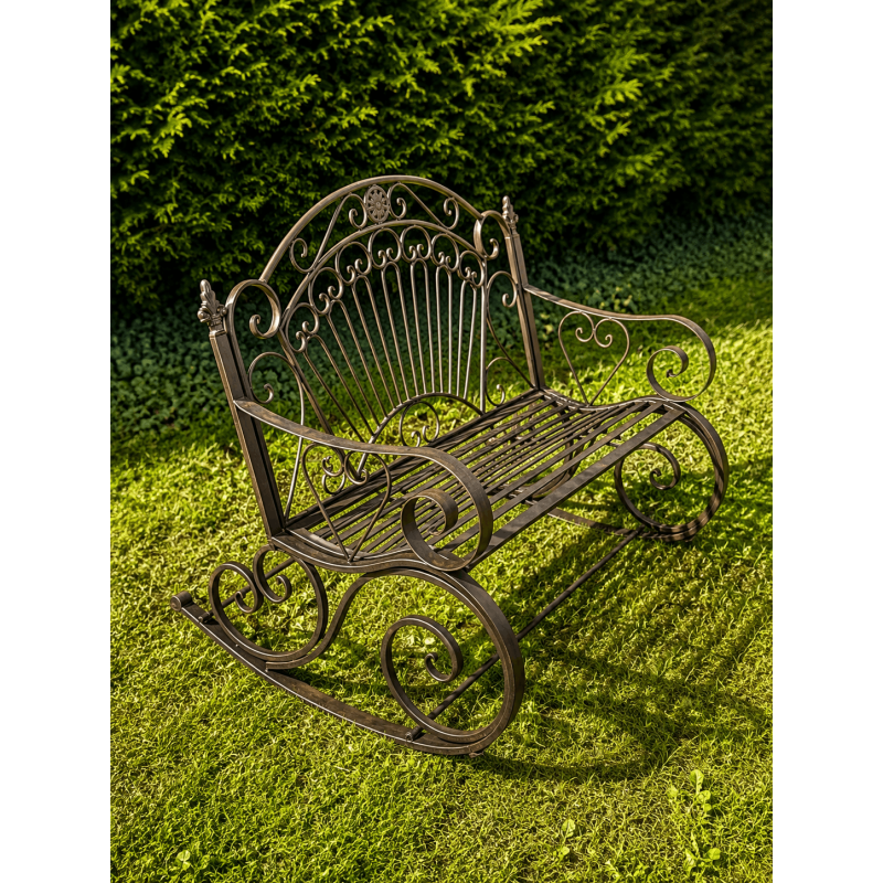 Romantische Gartenbank mit dekorativen Voluten