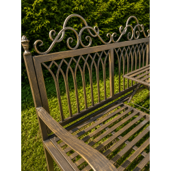 Dekorative Voluten der Gartenbank aus Metall