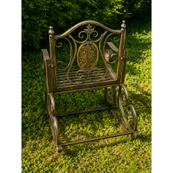 Romantischer Schaukelstuhl für den Garten