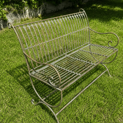 Gartenbank aus Metall mit Grünspan- und Rostpatina