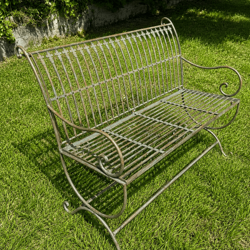 Gartenbank aus Metall mit Grünspan- und Rostpatina