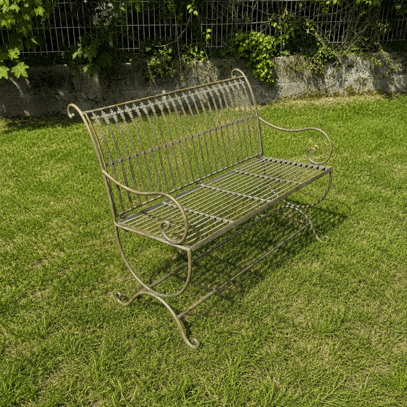 Patinierte Gartenbank – perspektivische Seitenansicht