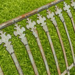 Grünspan- und Rostpatina – Detail der Rückenlehne