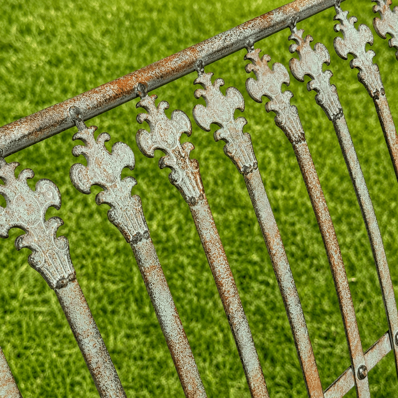 Grünspan- und Rostpatina – Detail der Rückenlehne