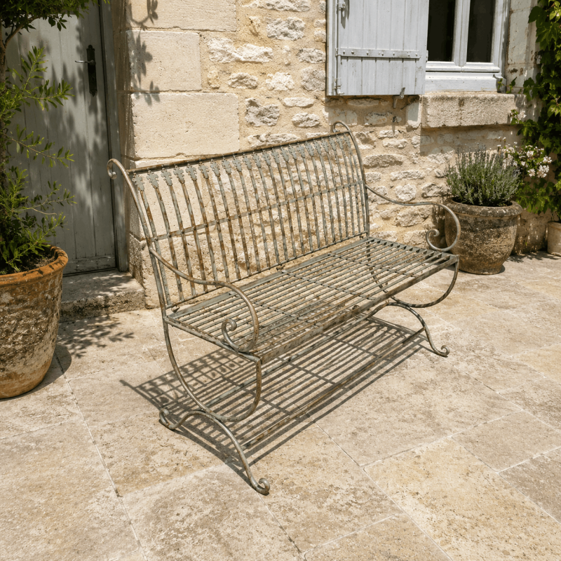 Romantische Gartenbank auf einer Natursteinterrasse