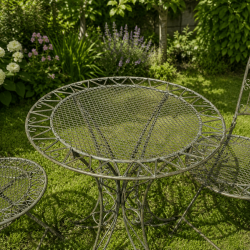 Runder Gartentisch aus patiniertem Schmiedeeisen