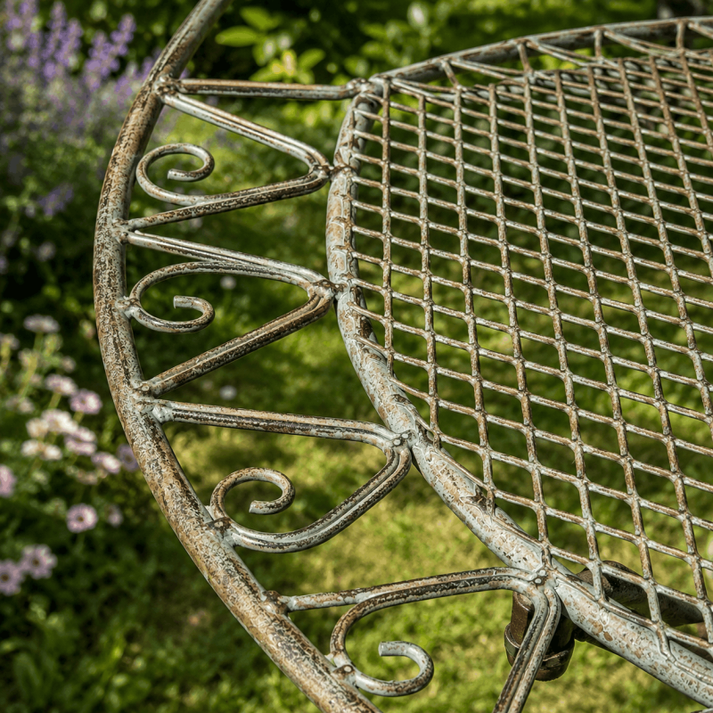Durchbrochene Metallstruktur des Gartenmöbel-Sets