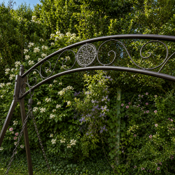 Dekorative Metallstruktur der romantischen Gartenschaukel