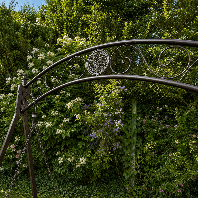 Dekorative Metallstruktur der romantischen Gartenschaukel