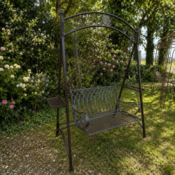 Braun patinierte Metall-Gartenschaukel im Garten