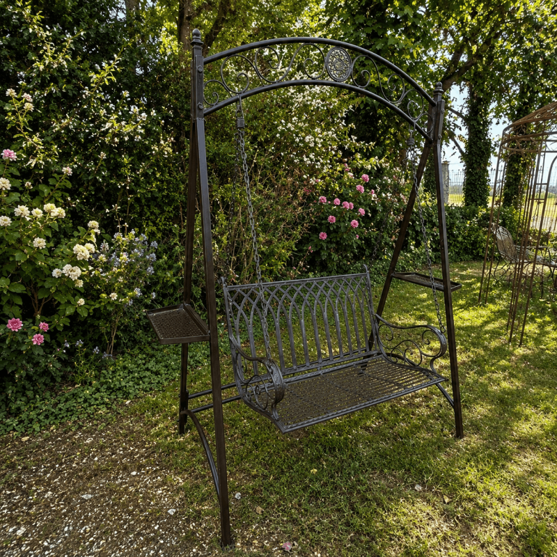 Braun patinierte Metall-Gartenschaukel im Garten