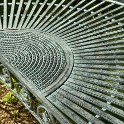 Strahlenförmige Sitzfläche der romantischen Gartenbank