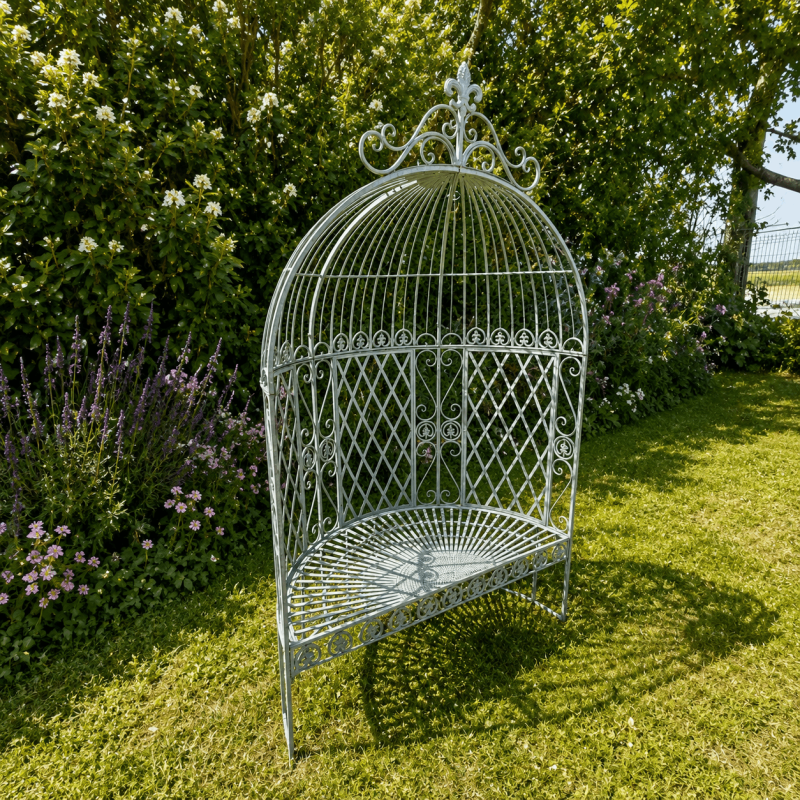 Metallbank mit Kuppelbogen für Rosen und Clematis