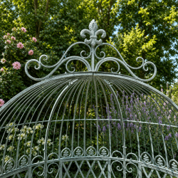 Verzierter Kuppelbogen der Gartenbank für Kletterpflanzen