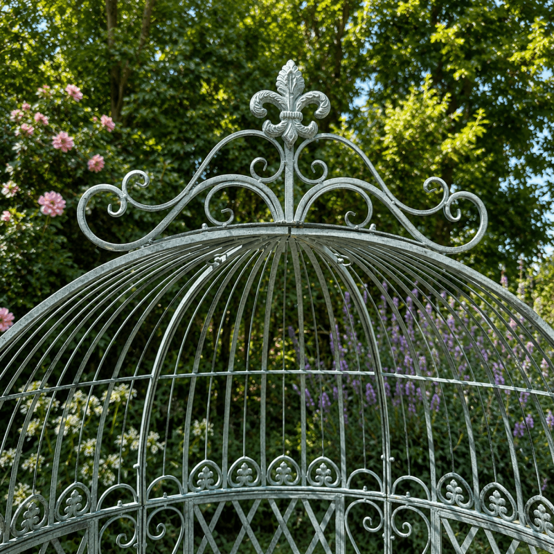 Verzierter Kuppelbogen der Gartenbank für Kletterpflanzen