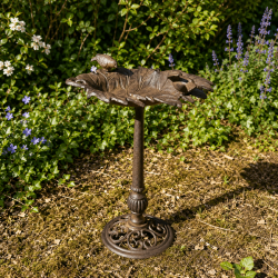Vogelbad aus Gusseisen mit Weinblatt-Schale und zwei Vögeln
