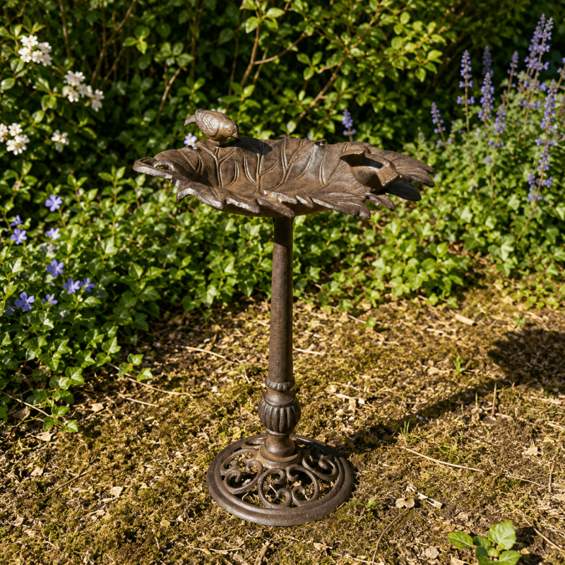 Vogelbad aus Gusseisen mit Weinblatt-Schale und zwei Vögeln