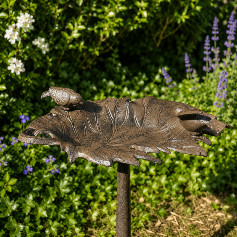Dekorative Vogeltränke aus massivem Gusseisen in Blattform