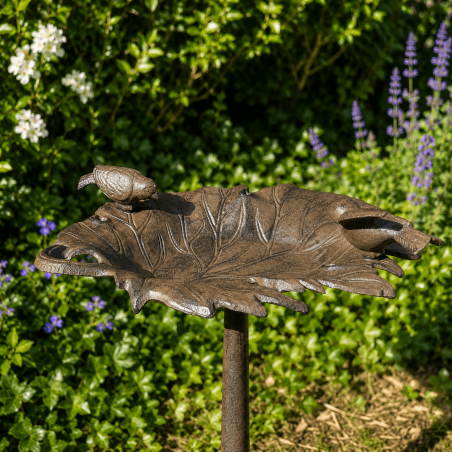 Dekorative Vogeltränke aus massivem Gusseisen in Blattform