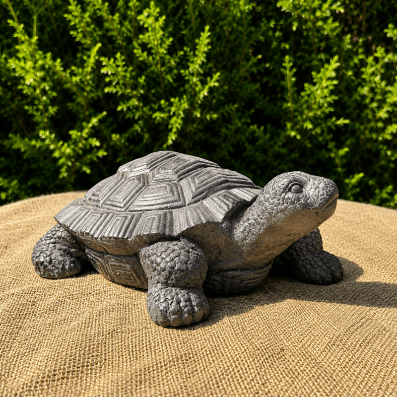 Gartenschildkröte aus Kunstharz in anthrazitgrauer Steinoptik