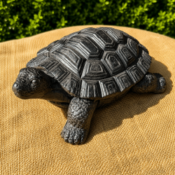 Seitenansicht der realistischen Schildkrötenfigur mit strukturiertem Panzer