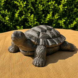Gesamtansicht der 32 cm langen Schildkrötenfigur in Steinoptik