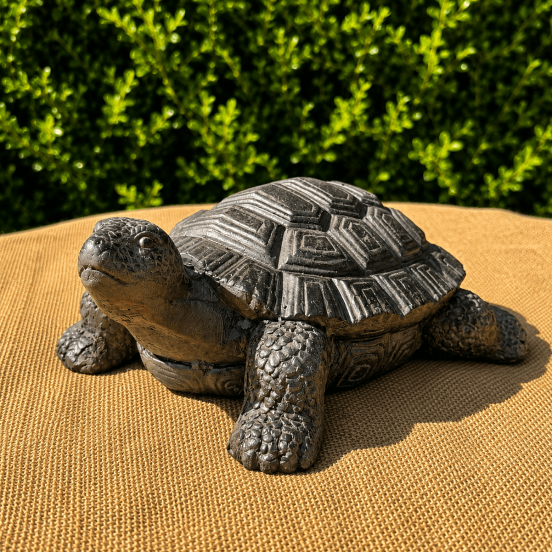Gesamtansicht der 32 cm langen Schildkrötenfigur in Steinoptik