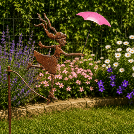 Gartenmobile mit Dame im Blumenbeet