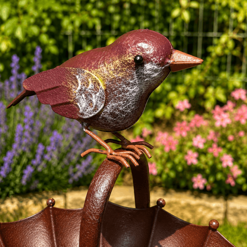 Dekorativer Vogel auf der Vogeltränke aus Metall