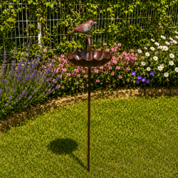 Vogeltränke und Futterstelle im Blumenbeet