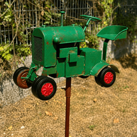 Grüner Metalltraktor auf einem Regenmesser