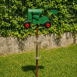 Ländlicher Regenmesser mit Traktor auf Stab