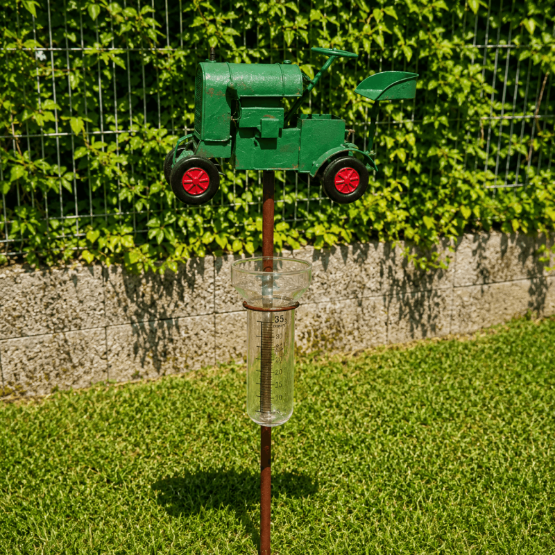 Ländlicher Regenmesser mit Traktor auf Stab