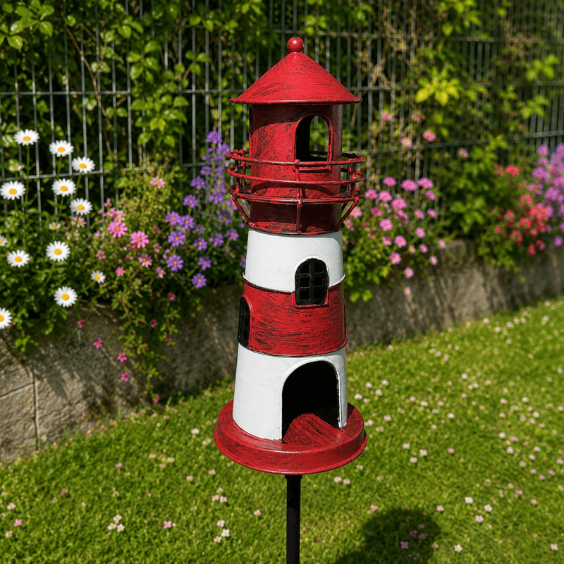 Leuchtturm-Gartenstecker aus rot-weiß patiniertem Metall