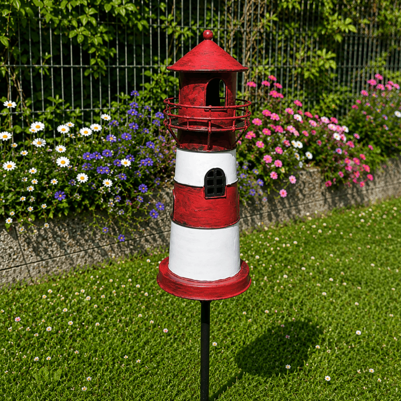 Maritimer Leuchtturm-Gartenstecker auf der Rasenfläche