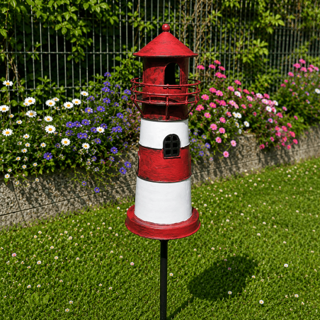Maritimer Leuchtturm-Gartenstecker auf der Rasenfläche