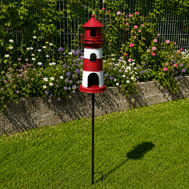 Dekorativer Leuchtturm aus Metall im Garten